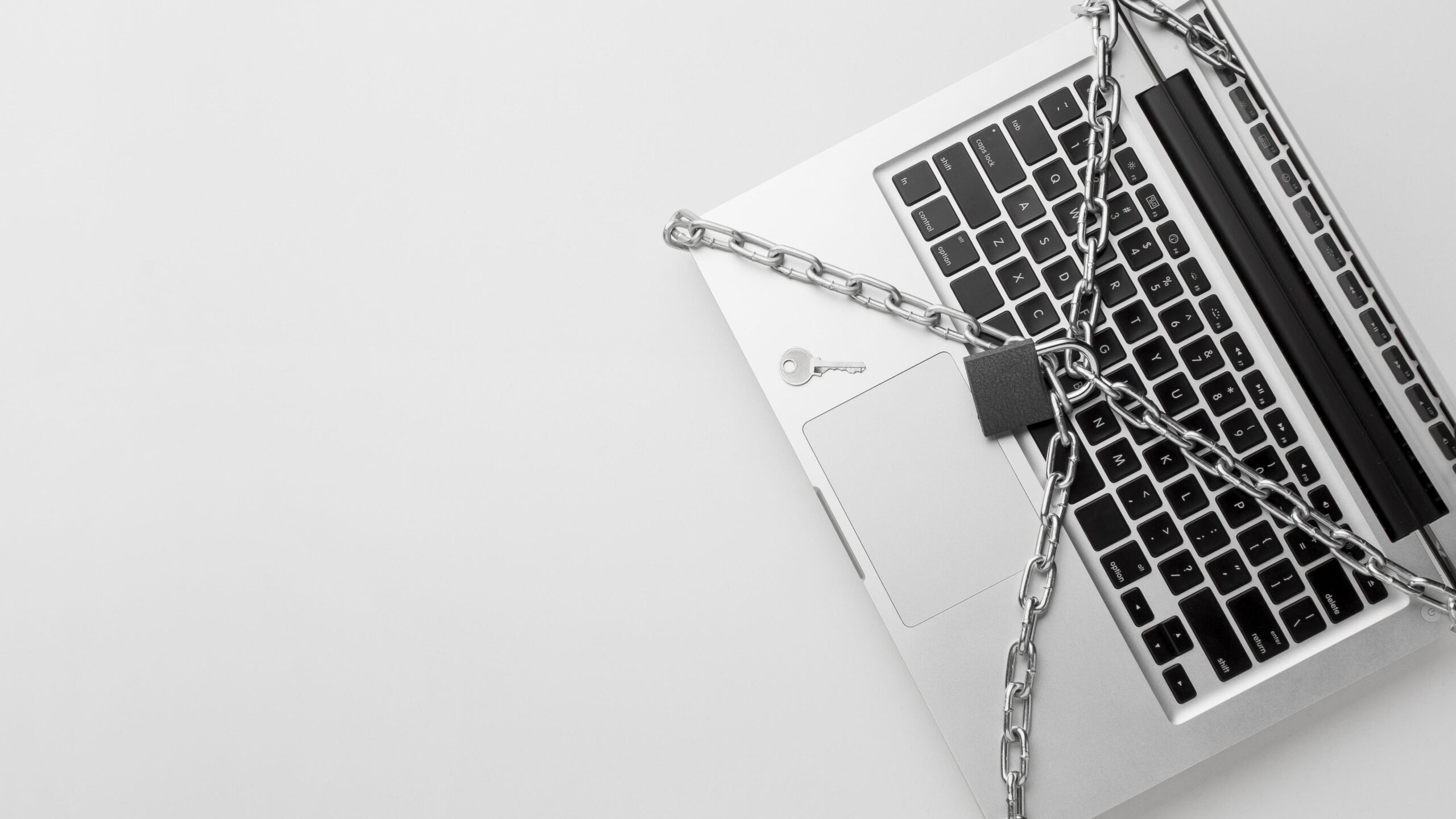 PC bloqué par une chaîne avec cadenas sur le clavier
