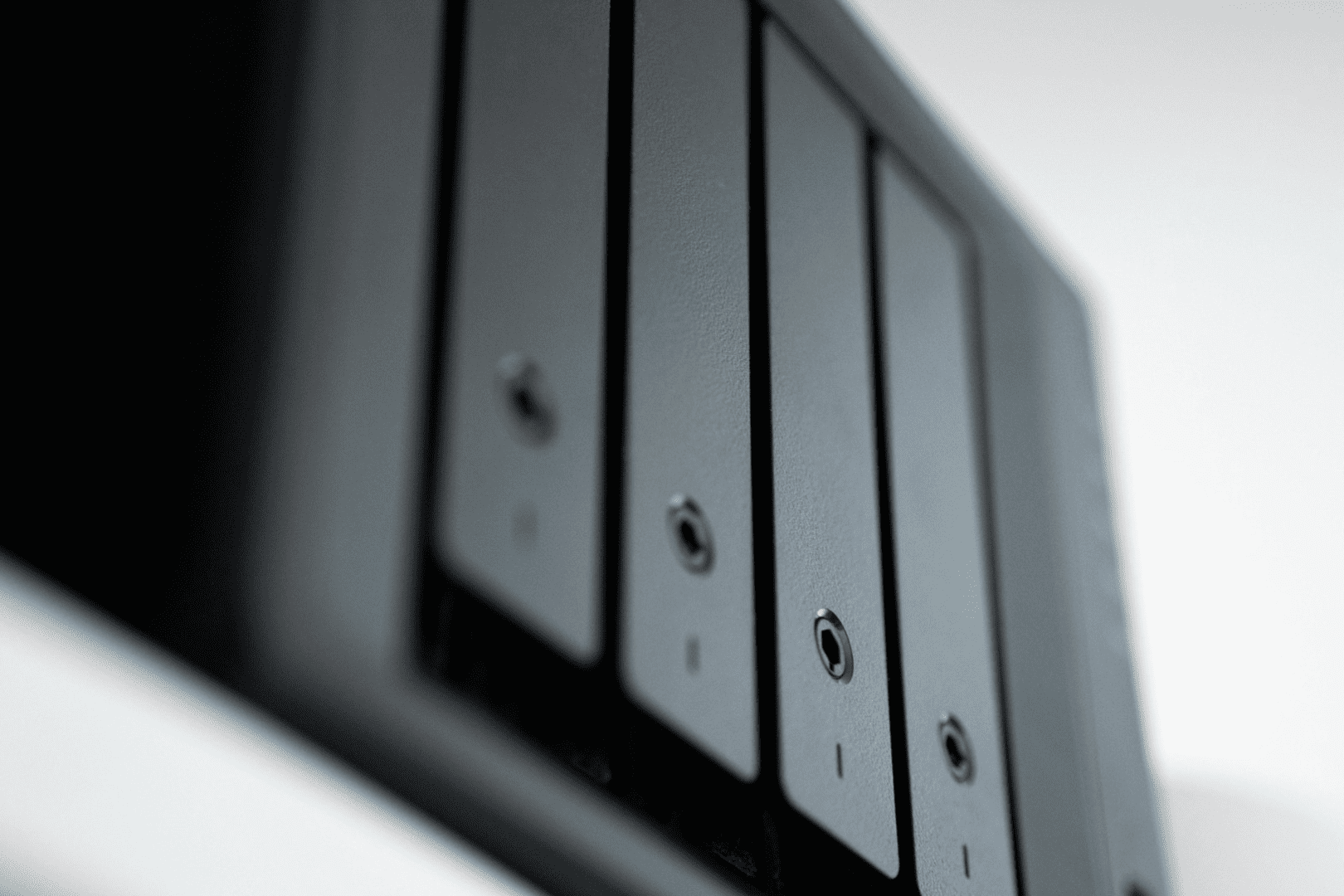 Gros plan sur NAS 4 disques posé