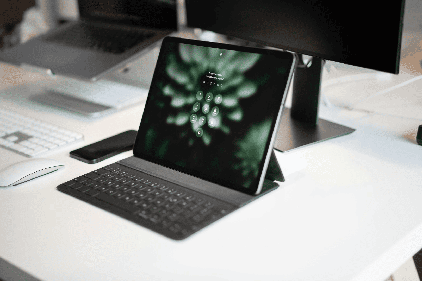 iPad avec clavier sur poste de travail en entreprise