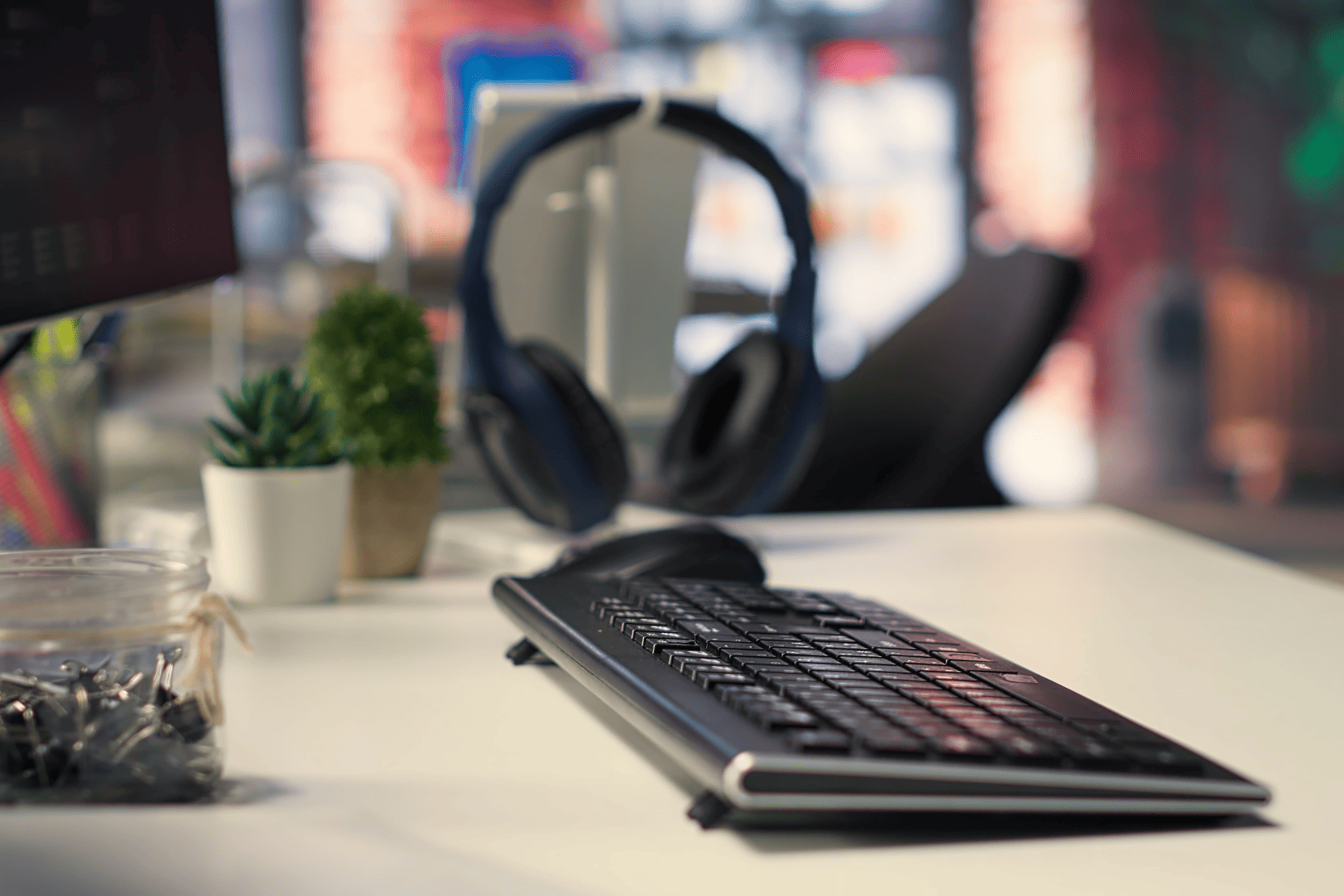 Bureau entreprise avec clavier d'ordinateur et casque