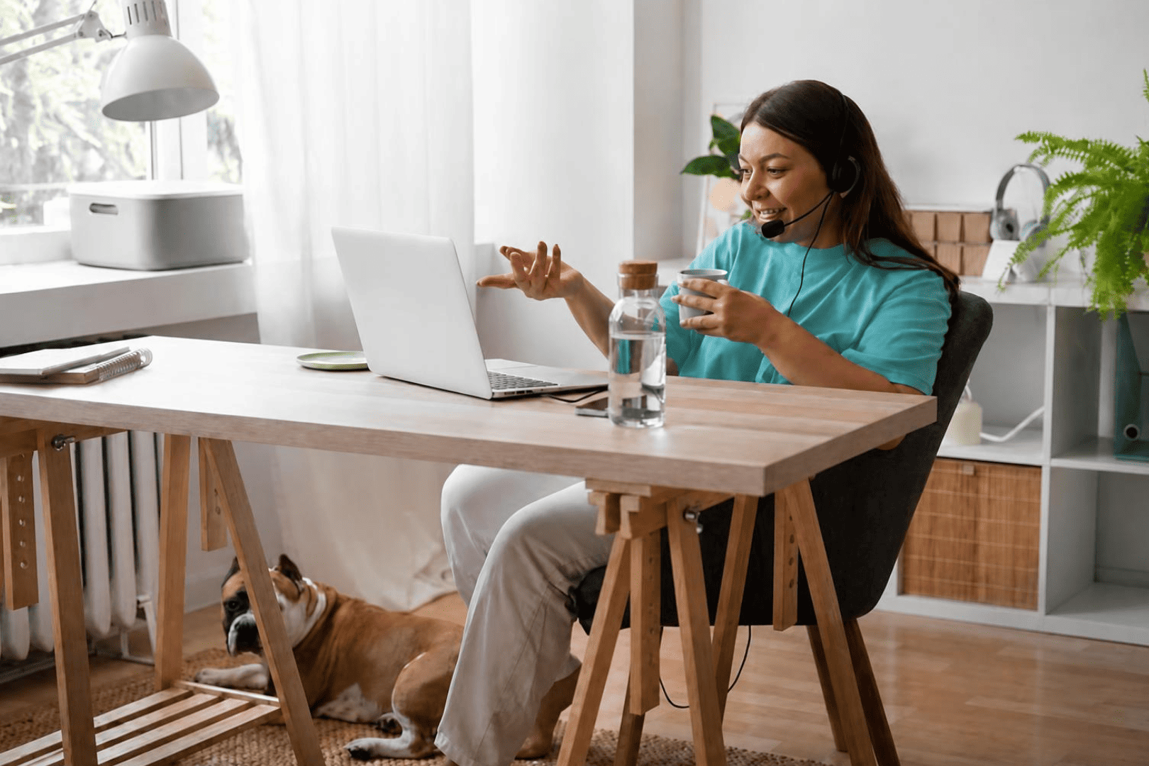 Jeune femme visioconférence en télétravail avec un verre à la main